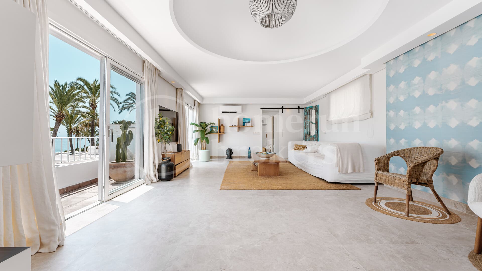 Oasis Club - Frontline Beach on Golden Mile