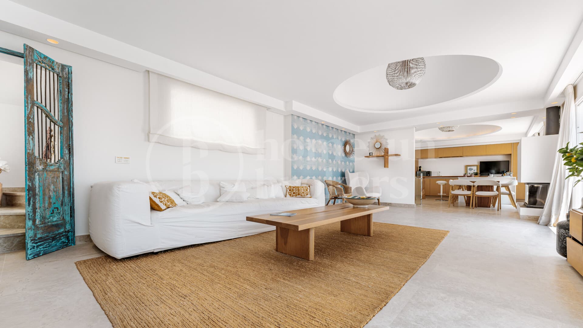 Oasis Club - Frontline Beach on Golden Mile