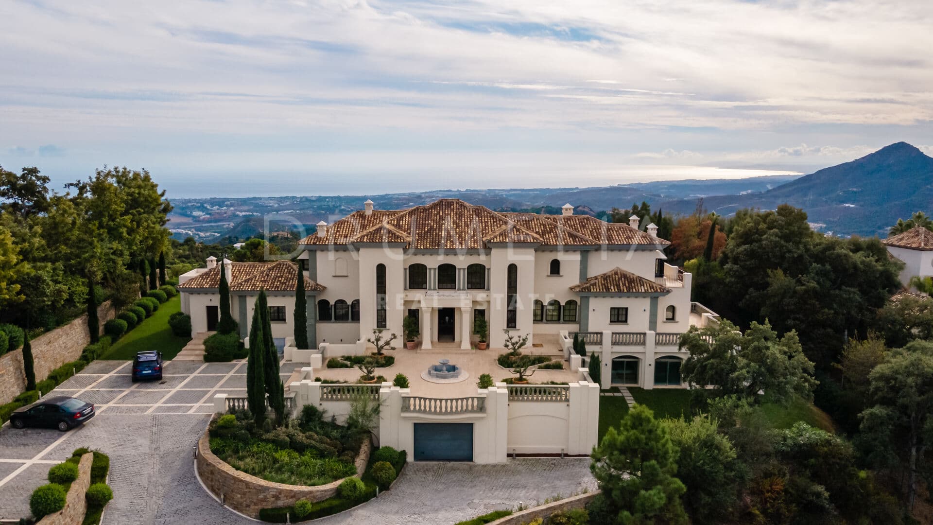 Majestic mansion house with stunning views of the sea and the mountains in La Zagaleta, Benahavís