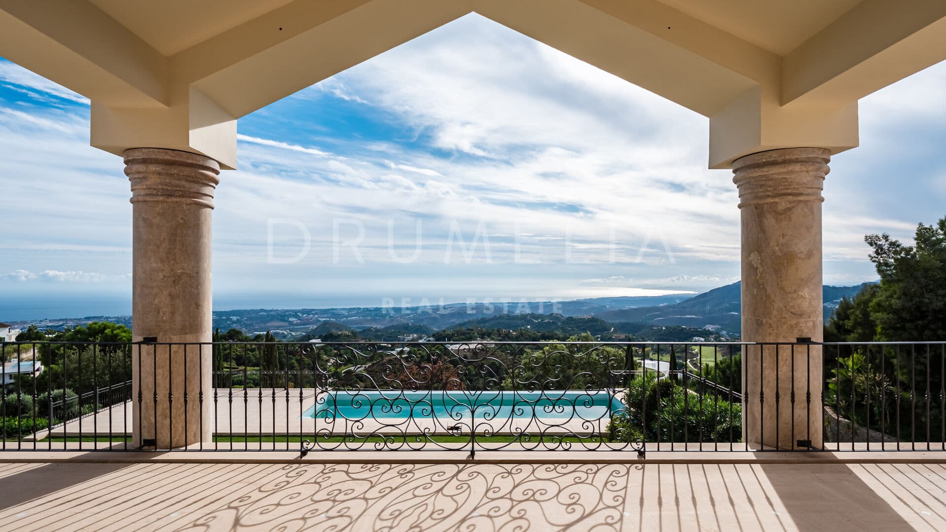 Majestic mansion house with stunning views of the sea and the mountains in La Zagaleta, Benahavís
