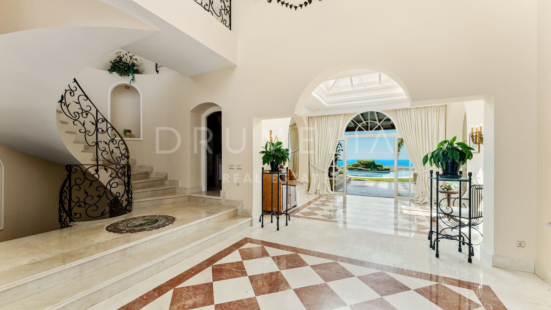 Elegant Tuscan-Inspired Villa with Panoramic Sea & Golf Views in La Zagaleta, Benahavís