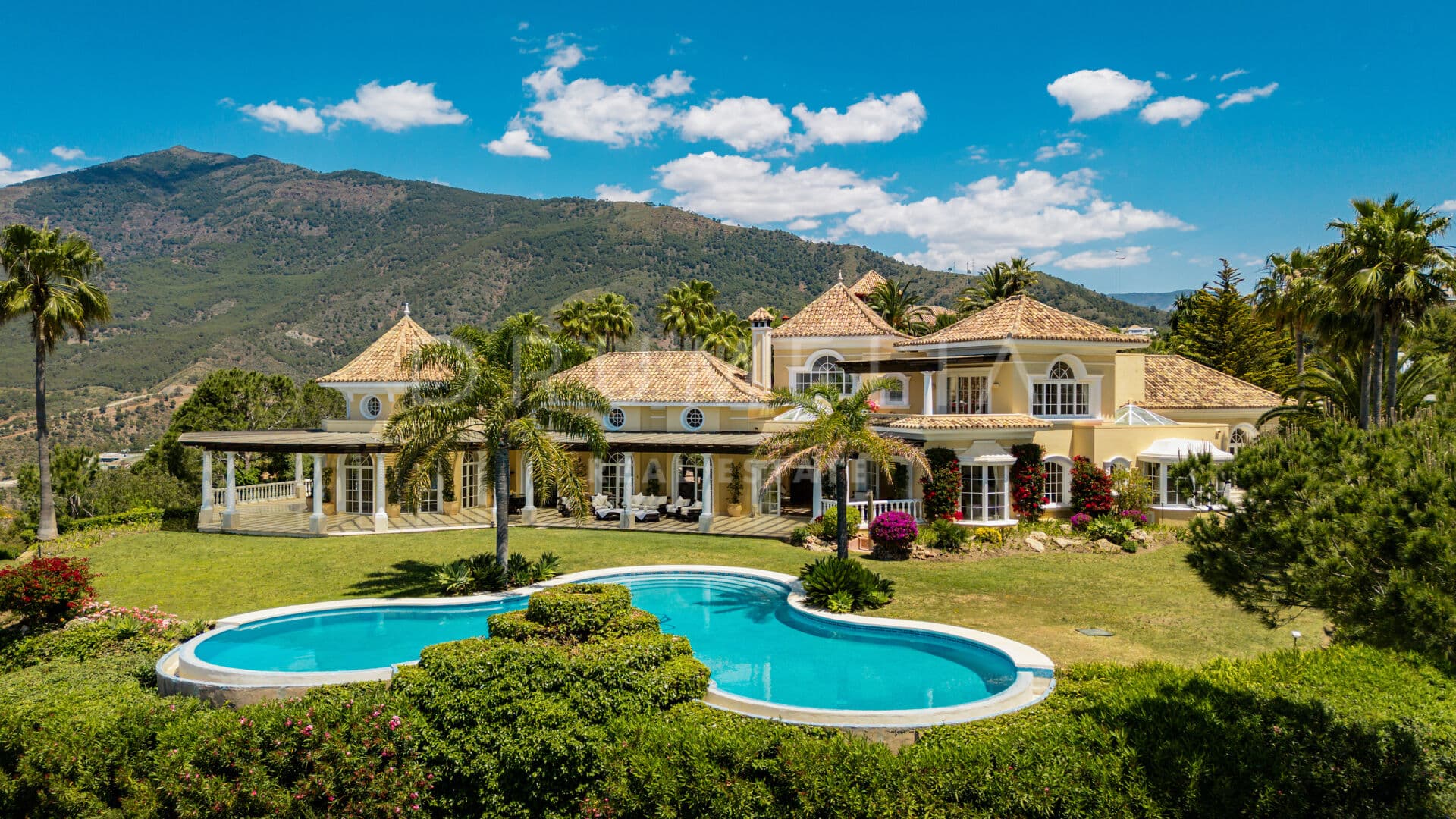 Elegant Tuscan-Inspired Villa with Panoramic Sea & Golf Views in La Zagaleta, Benahavís