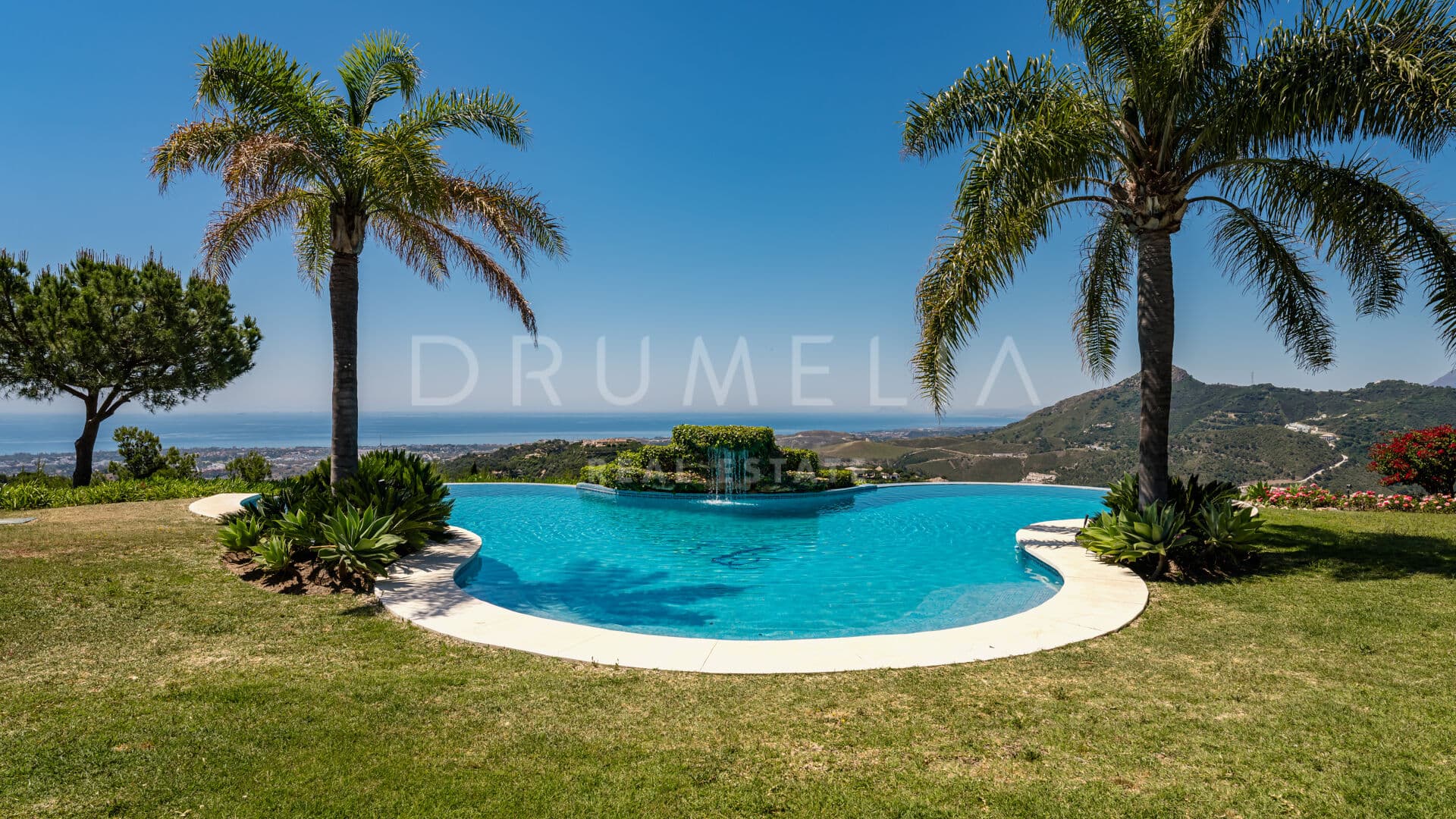 Elegant Tuscan-Inspired Villa with Panoramic Sea & Golf Views in La Zagaleta, Benahavís
