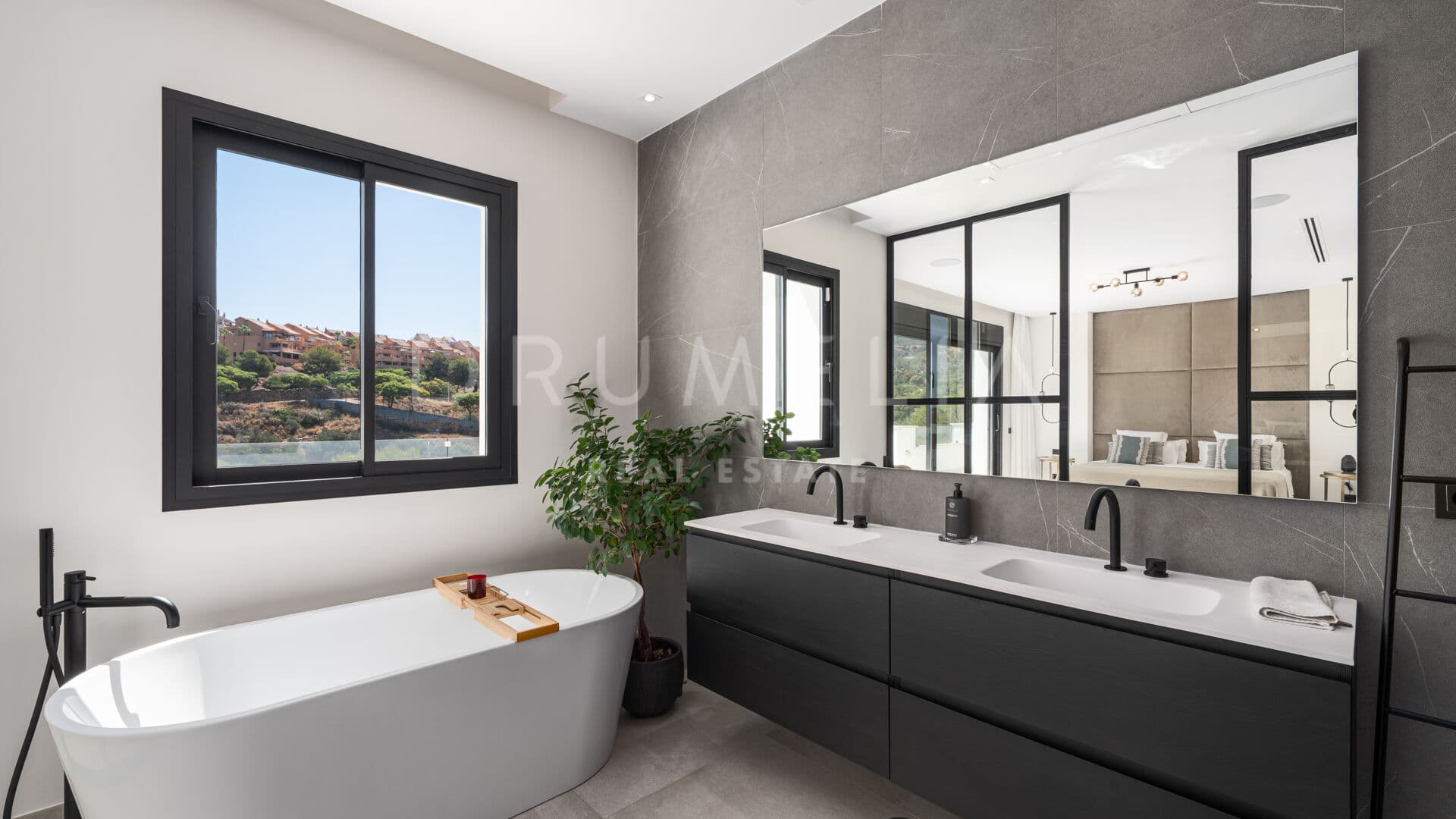 Villa Andrea - Modern Frontline Golf Villa with Sea Views in Elviria, Marbella