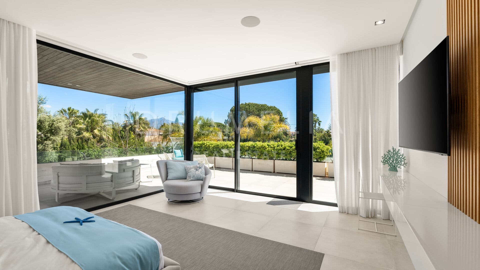 4-bedroom semi-detached villa with private pool and garden views in Estepona East
