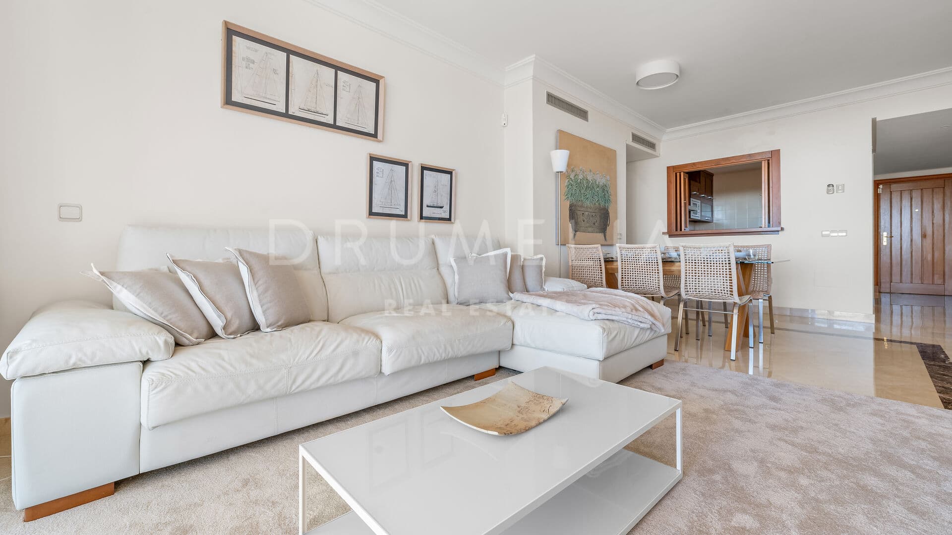 Bright Apartment with Terraces and Open Views in Benahavís