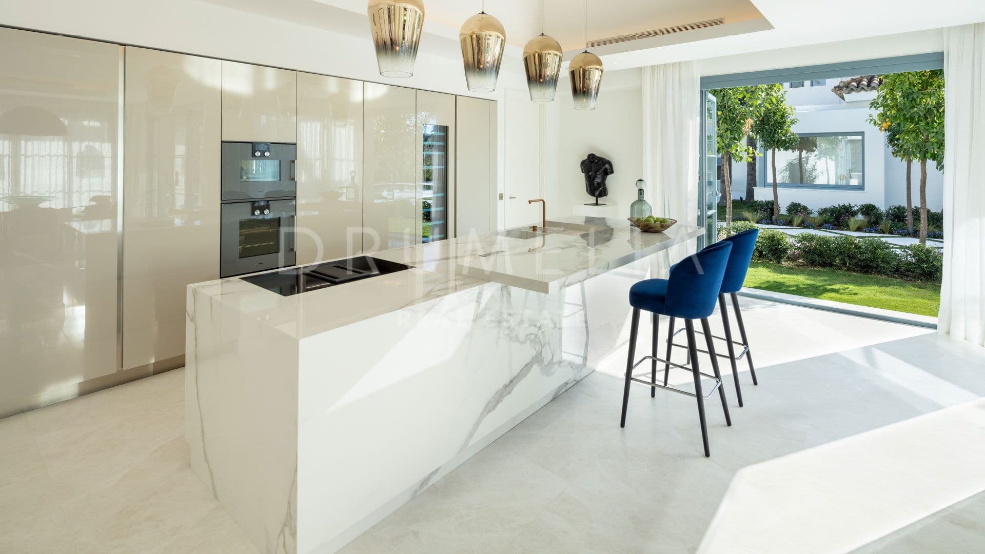 Frontline Golf Villa in Nueva Andalucía with Guest House