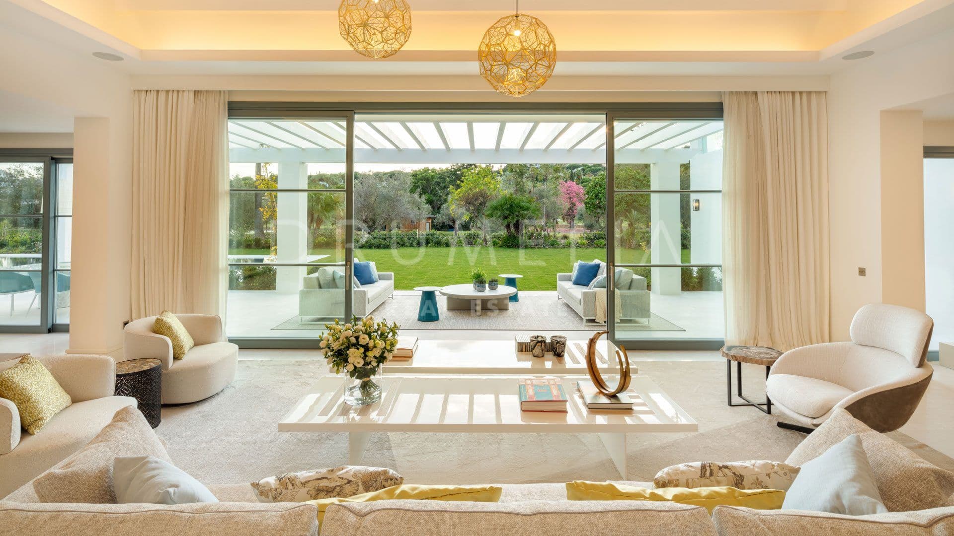 Frontline Golf Villa in Nueva Andalucía with Guest House