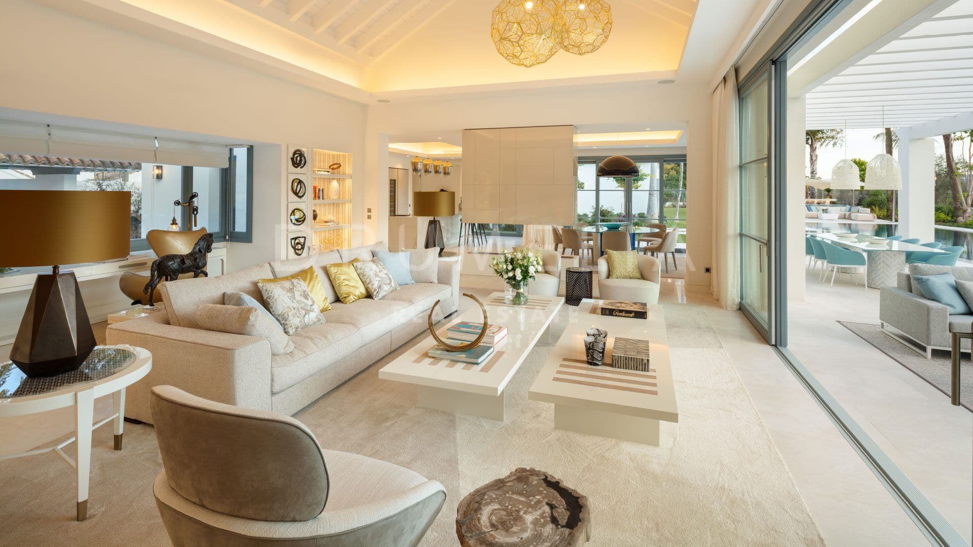 Frontline Golf Villa in Nueva Andalucía with Guest House