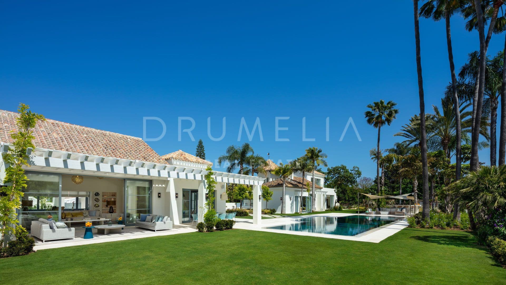 Frontline Golf Villa in Nueva Andalucía with Guest House