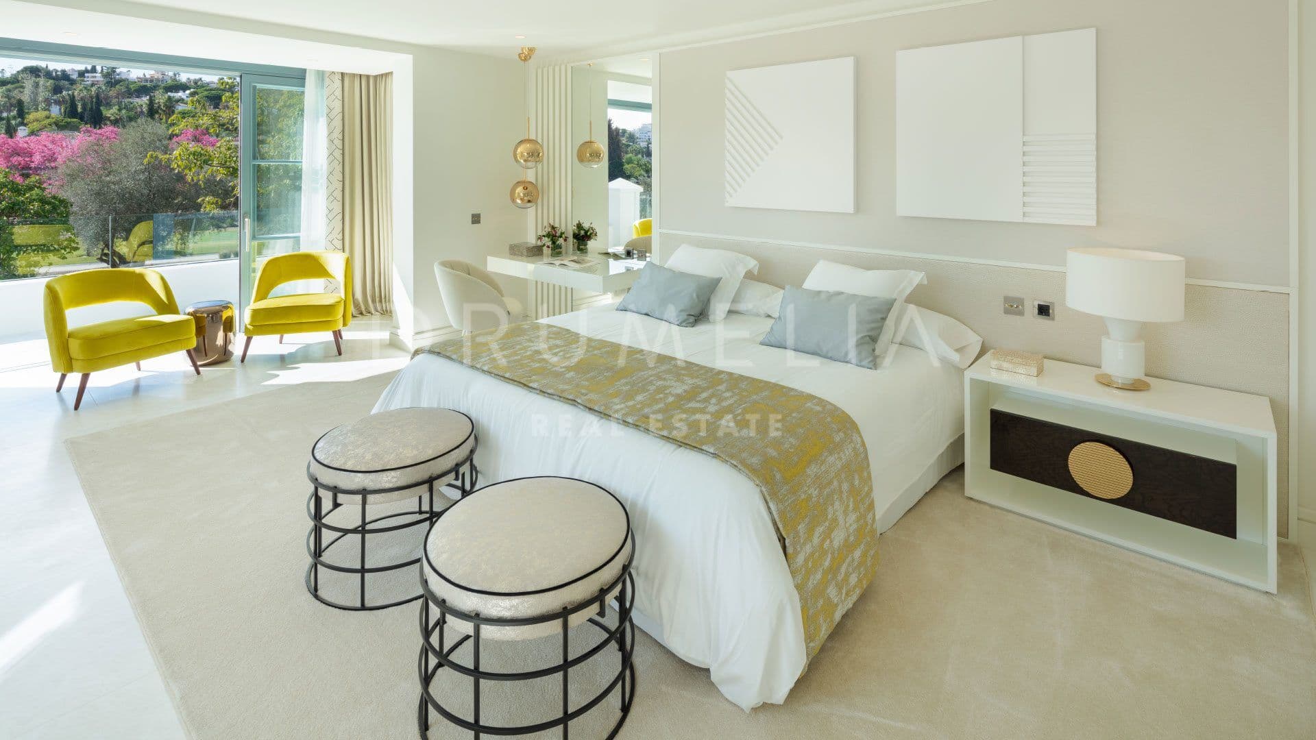 Frontline Golf Villa in Nueva Andalucía with Guest House