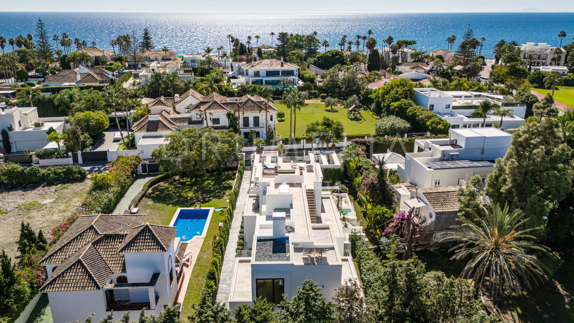 Villa Mirage - Stunning Contemporary Villa, Walking Distance to the Beach, on the New Golden Mile Beachside- Estepona