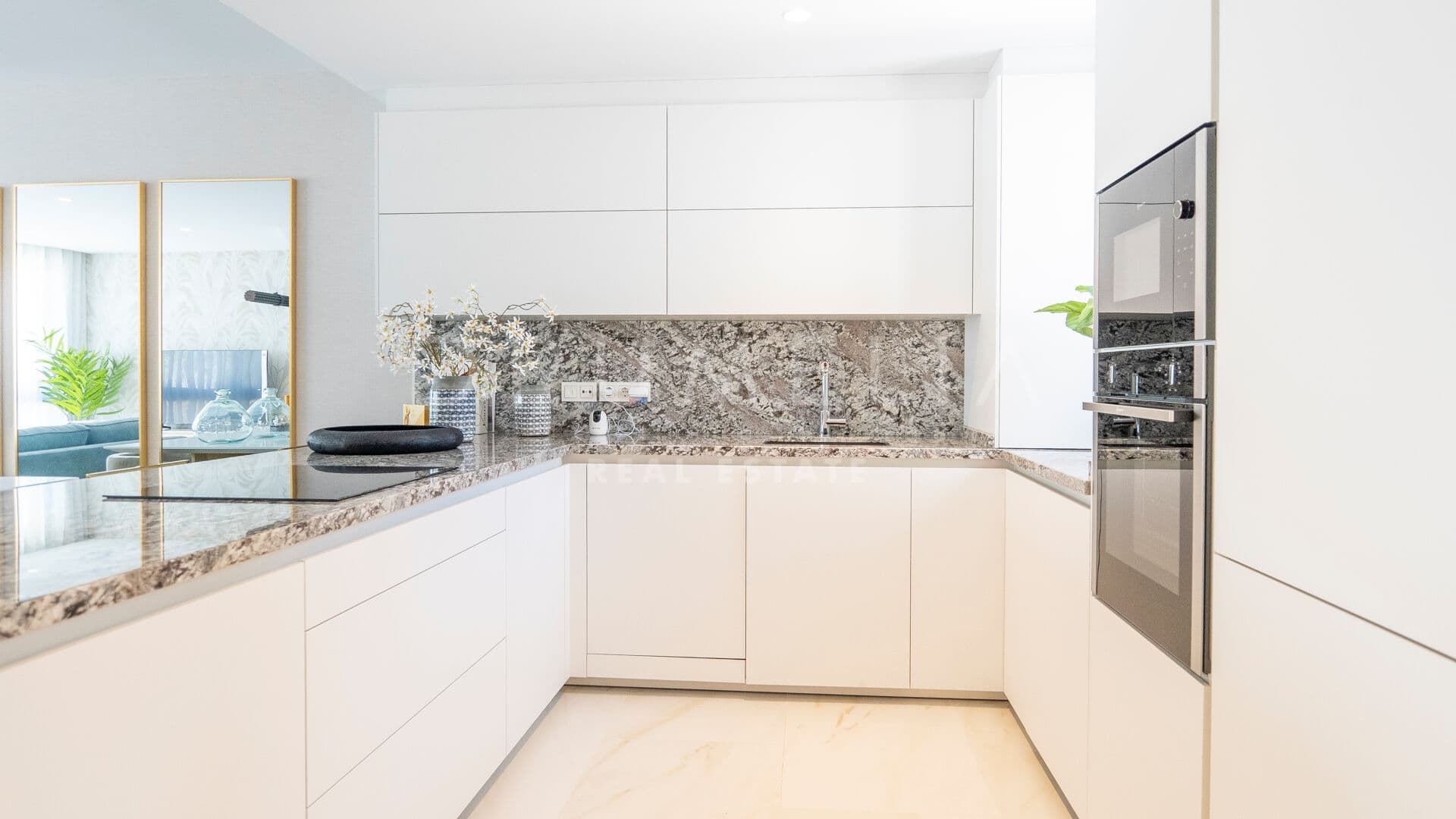 Sophisticated 3-bedroom townhouse in Los Naranjos, Nueva Andalucía