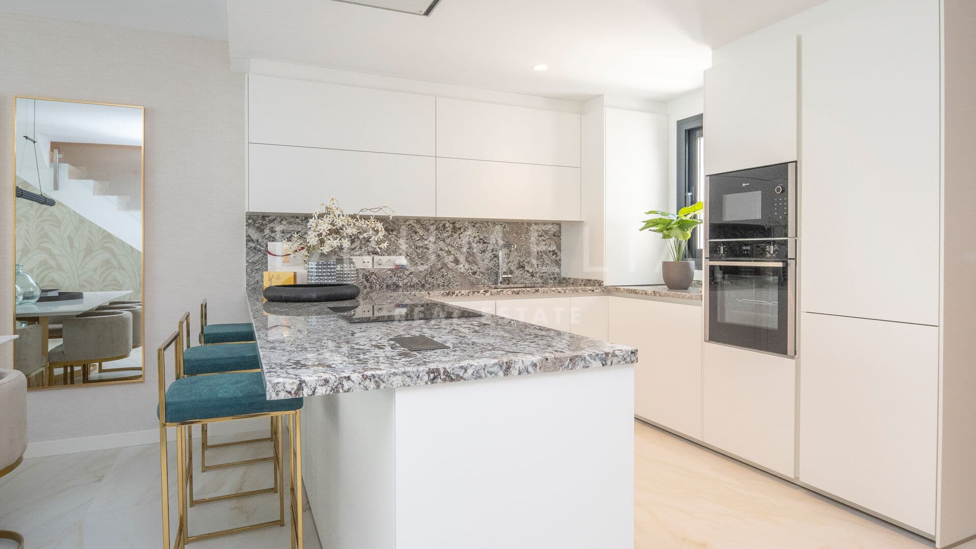 Sophisticated 3-bedroom townhouse in Los Naranjos, Nueva Andalucía