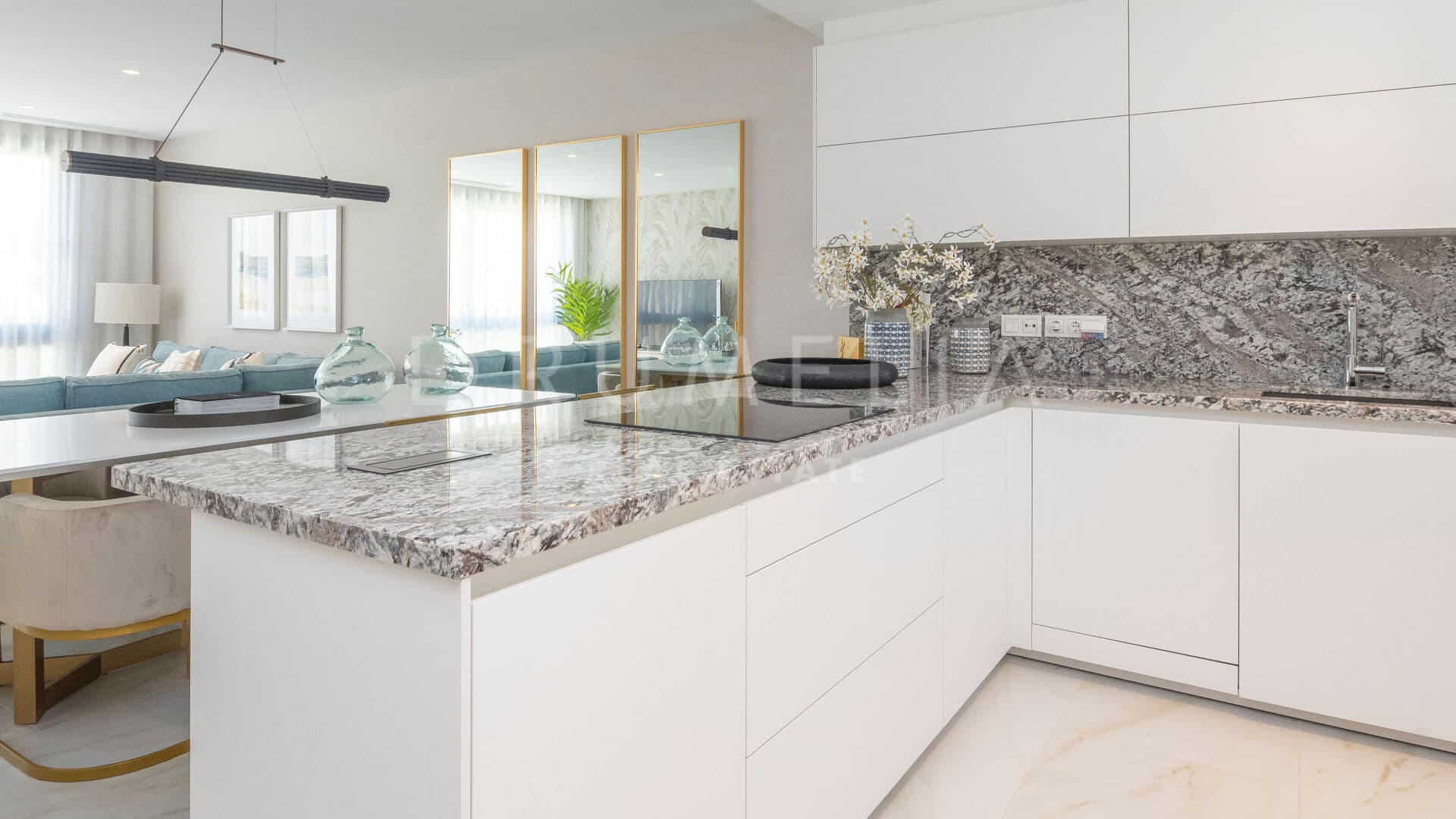 Sophisticated 3-bedroom townhouse in Los Naranjos, Nueva Andalucía