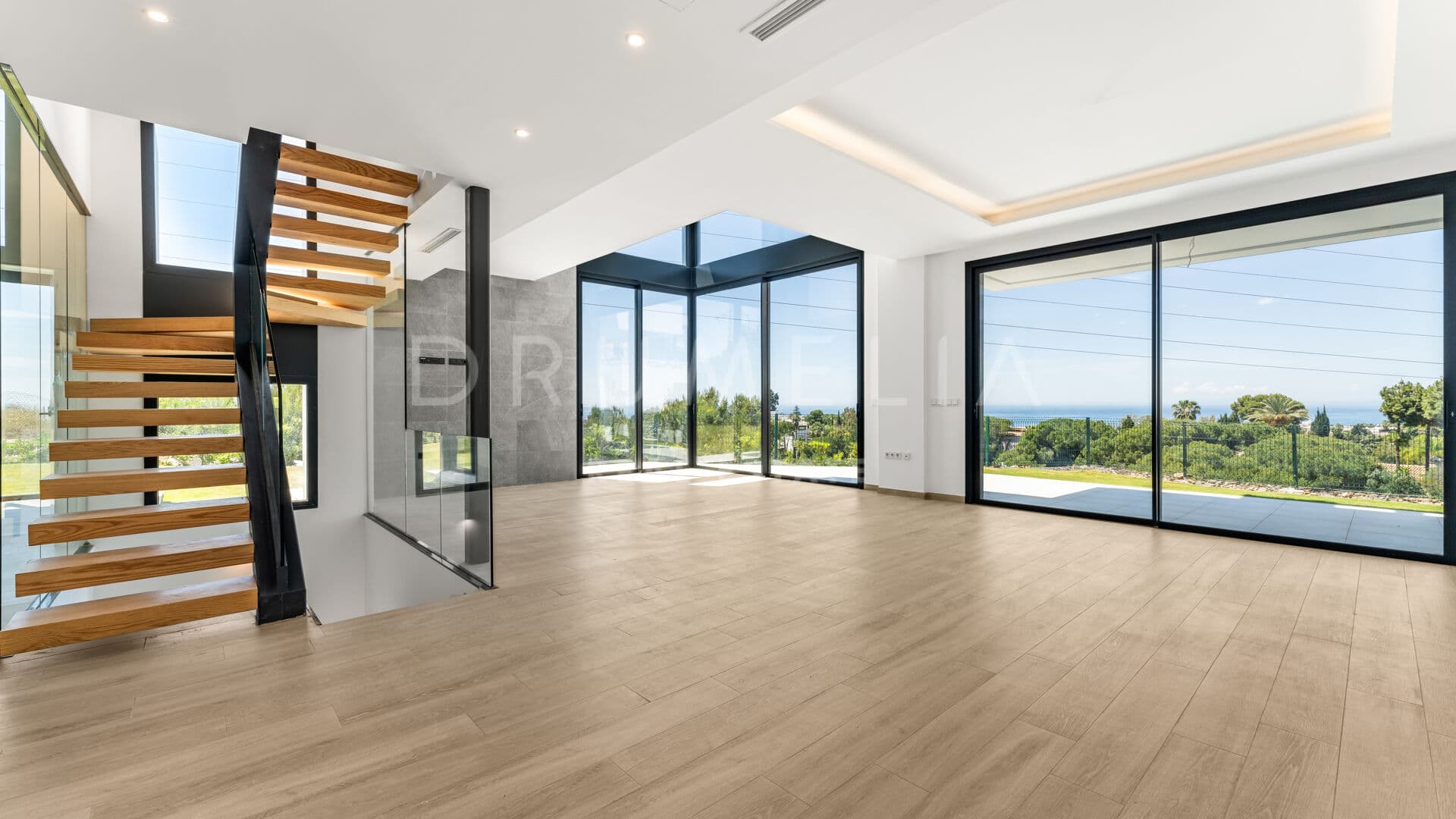 Luxury semi-detached home with rooftop pool and sea views, Río Real, Marbella